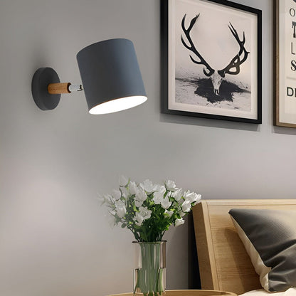 Pastelowa lampa ścienna z regulowanym kloszem