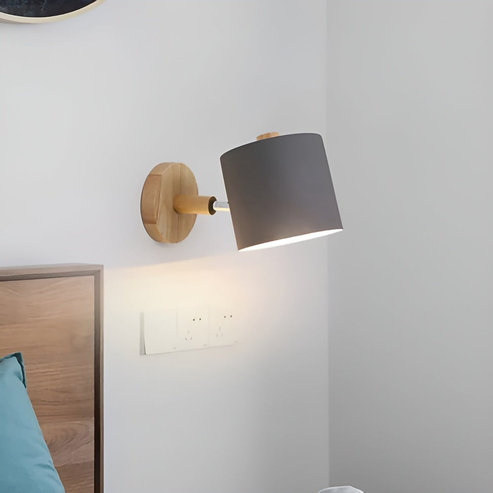 Pastelowa lampa ścienna z regulowanym kloszem