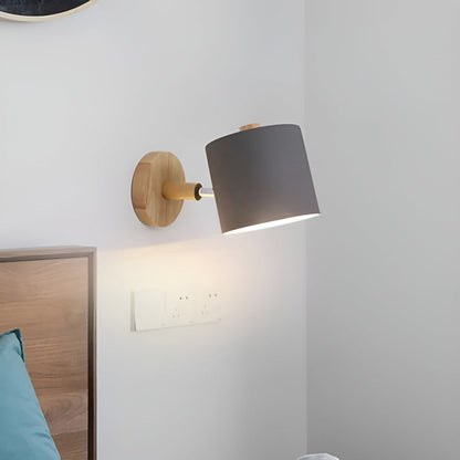 Pastelowa lampa ścienna z regulowanym kloszem