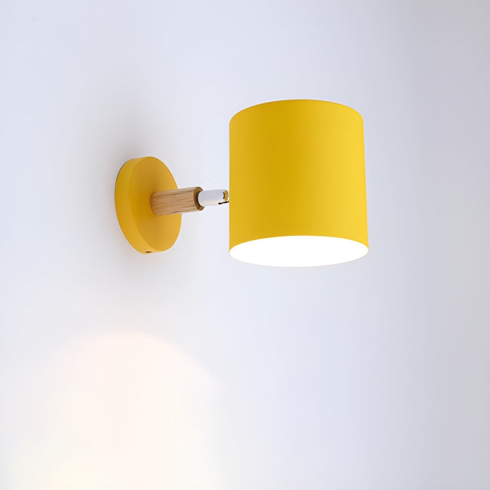 Pastelowa lampa ścienna z regulowanym kloszem