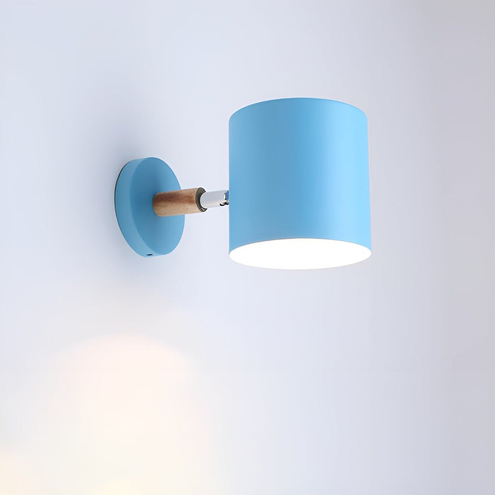 Pastelowa lampa ścienna z regulowanym kloszem