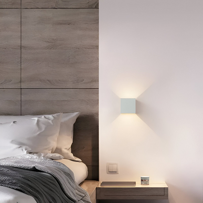 Nowoczesna lampa ścienna LED z aluminium i akrylu