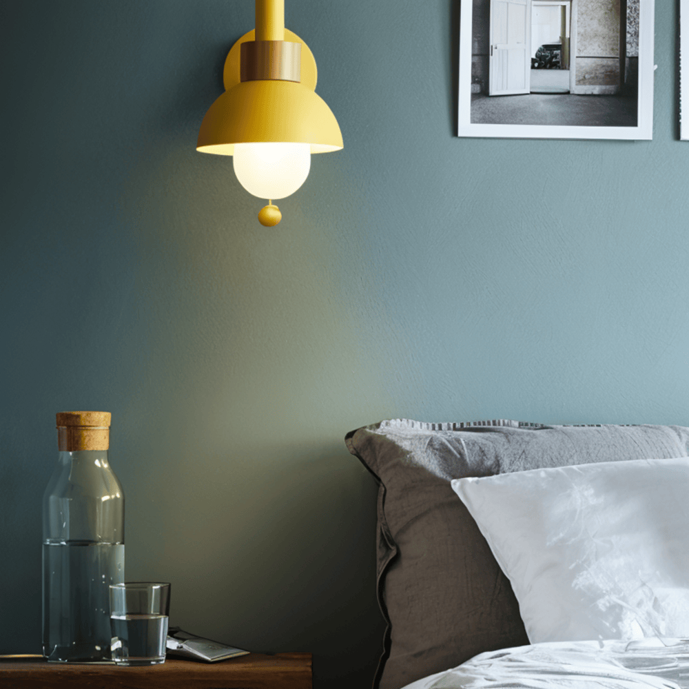 Kolorowa lampa ścienna z drewna i żelaza do pokoju dziecka