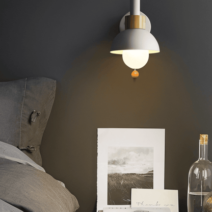 Kolorowa lampa ścienna z drewna i żelaza do pokoju dziecka