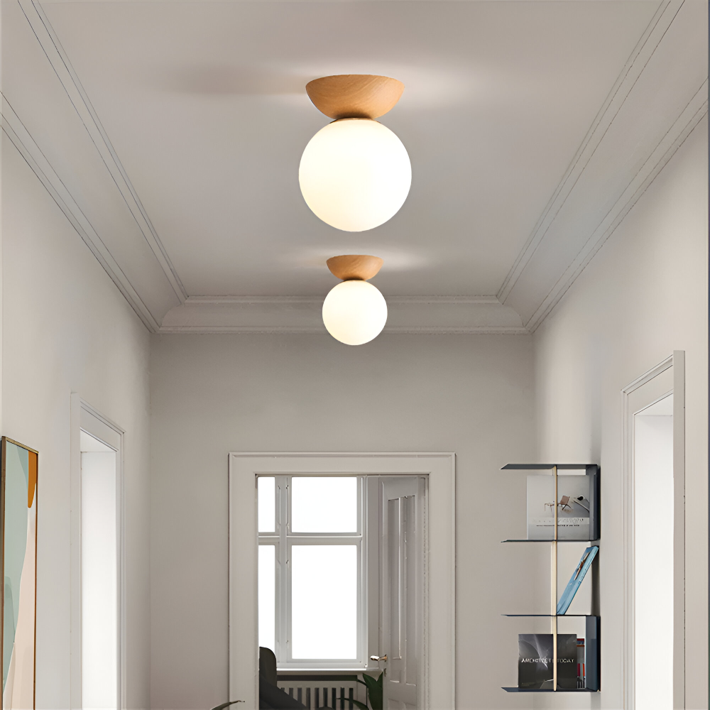 Japońska lampa sufitowa LED ze szklaną kulą i drewnem