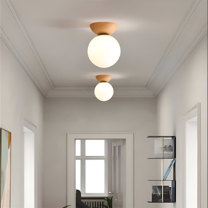Japońska lampa sufitowa LED ze szklaną kulą i drewnem