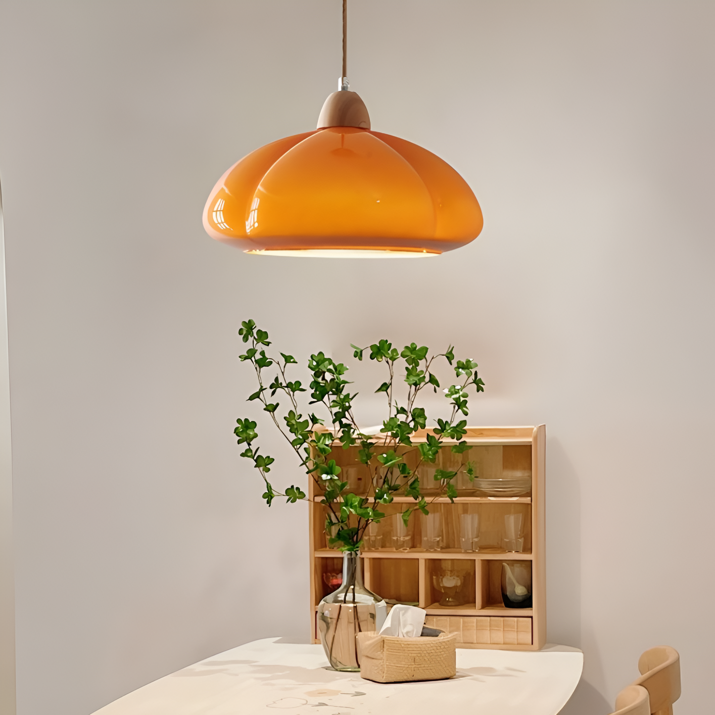 Retro lampa wisząca ze szkła i drewna do salonu