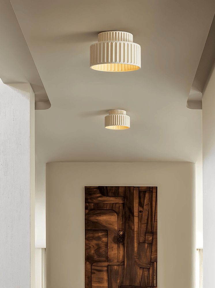 Biała lampa sufitowa z ryflowanym kloszem z żywicy