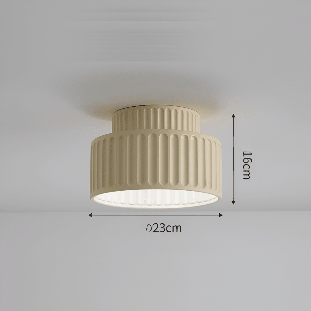 Biała lampa sufitowa z ryflowanym kloszem z żywicy