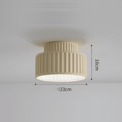 Biała lampa sufitowa z ryflowanym kloszem z żywicy