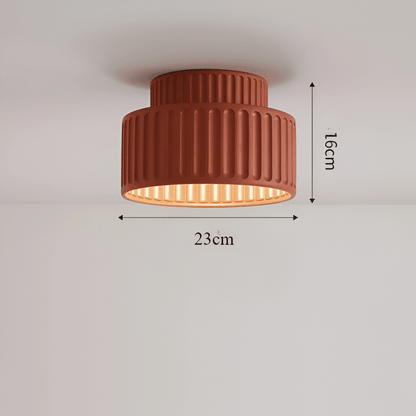 Biała lampa sufitowa z ryflowanym kloszem z żywicy
