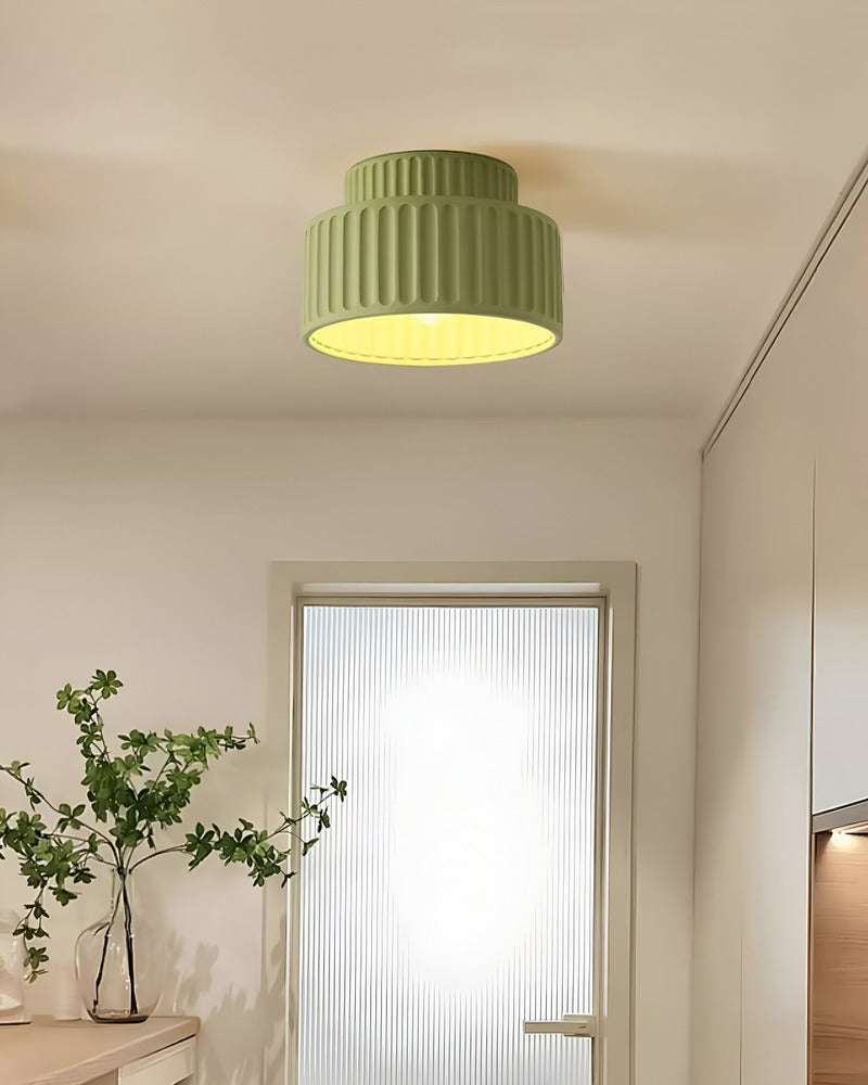 Biała lampa sufitowa z ryflowanym kloszem z żywicy