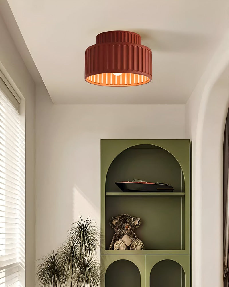 Biała lampa sufitowa z ryflowanym kloszem z żywicy