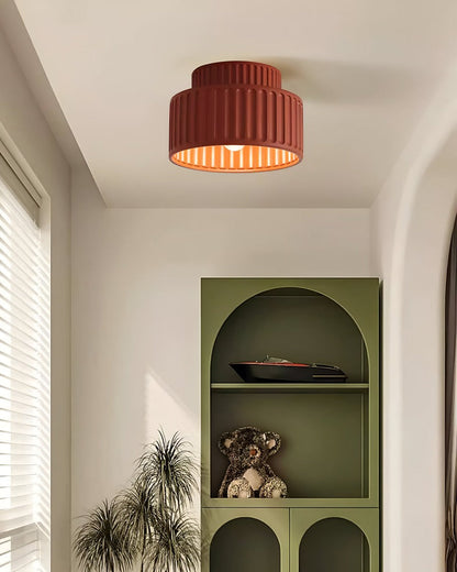 Biała lampa sufitowa z ryflowanym kloszem z żywicy