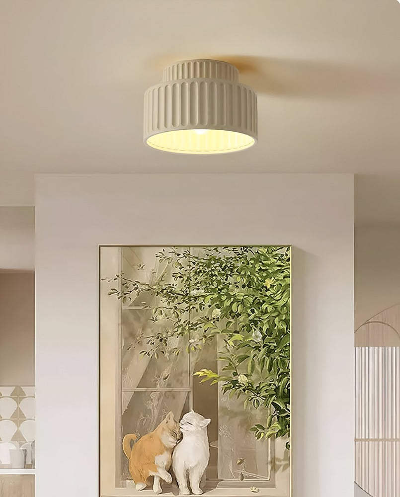 Biała lampa sufitowa z ryflowanym kloszem z żywicy