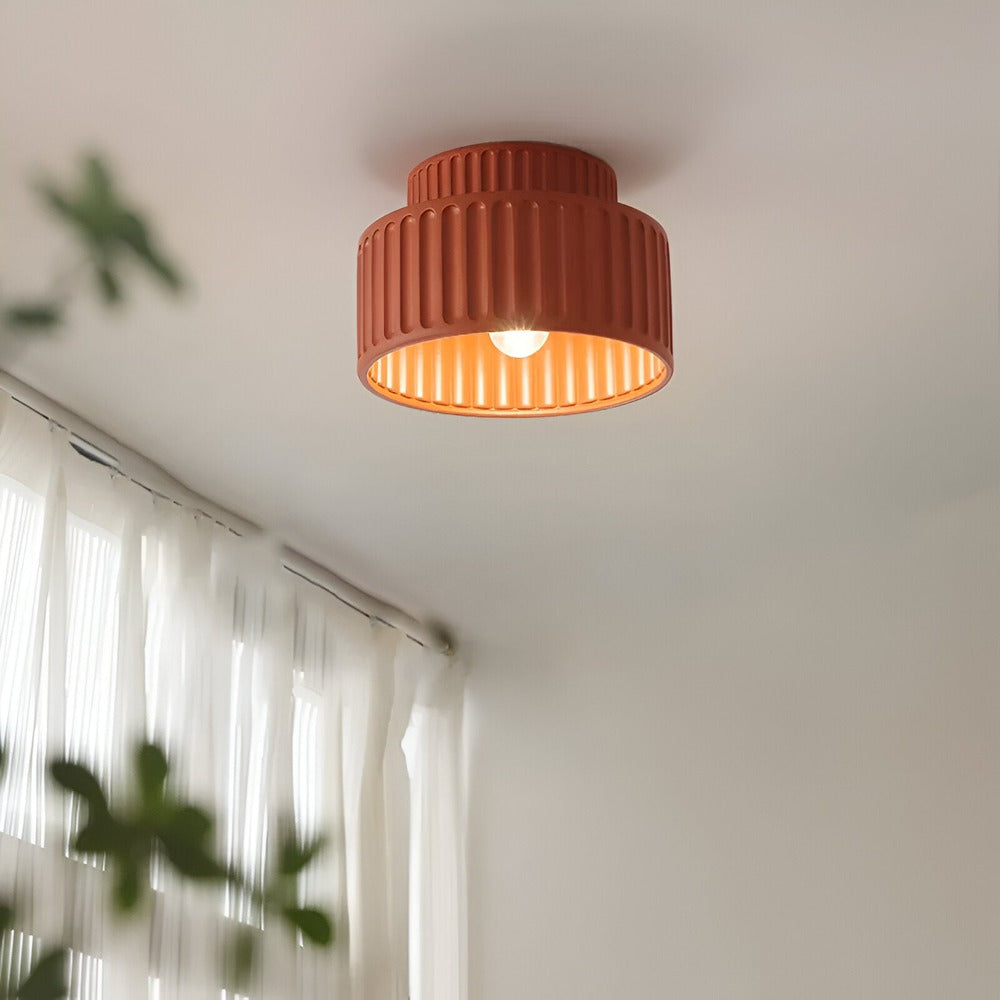 Biała lampa sufitowa z ryflowanym kloszem z żywicy