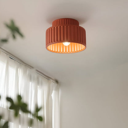 Biała lampa sufitowa z ryflowanym kloszem z żywicy