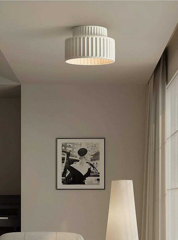 Biała lampa sufitowa z ryflowanym kloszem z żywicy