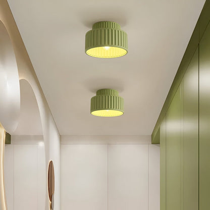 Biała lampa sufitowa z ryflowanym kloszem z żywicy