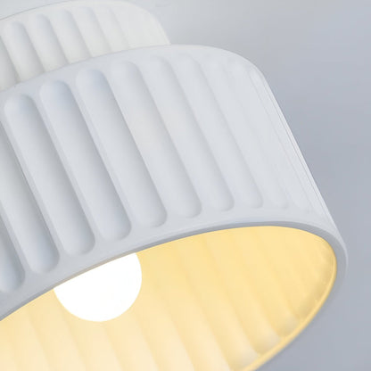 Biała lampa sufitowa z ryflowanym kloszem z żywicy