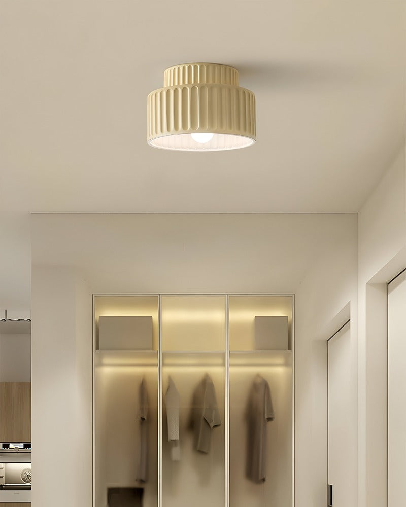 Biała lampa sufitowa z ryflowanym kloszem z żywicy