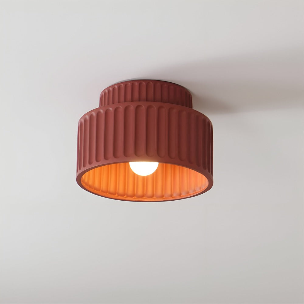 Biała lampa sufitowa z ryflowanym kloszem z żywicy