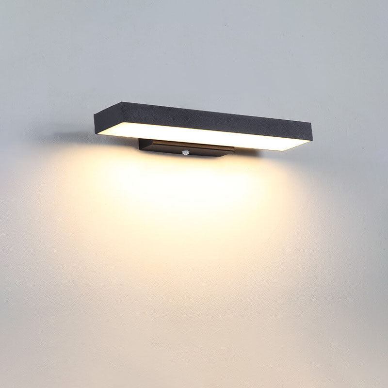 Minimalistyczny kinkiet LED z czujnikiem ruchu na zewnątrz
