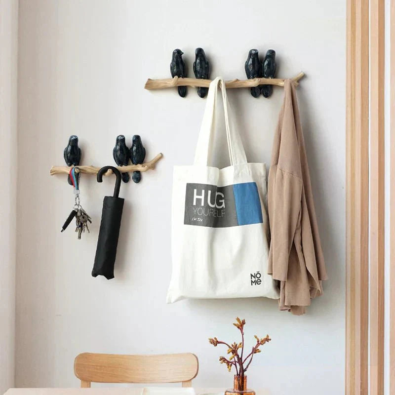 Drewniany wieszak ścienny z motywem ptaków