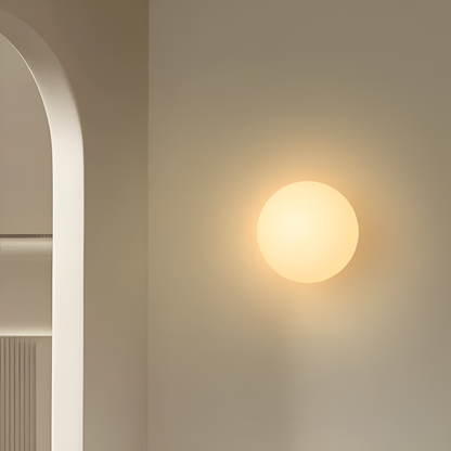 Okrągła lampa ścienna z białego szkła do salonu