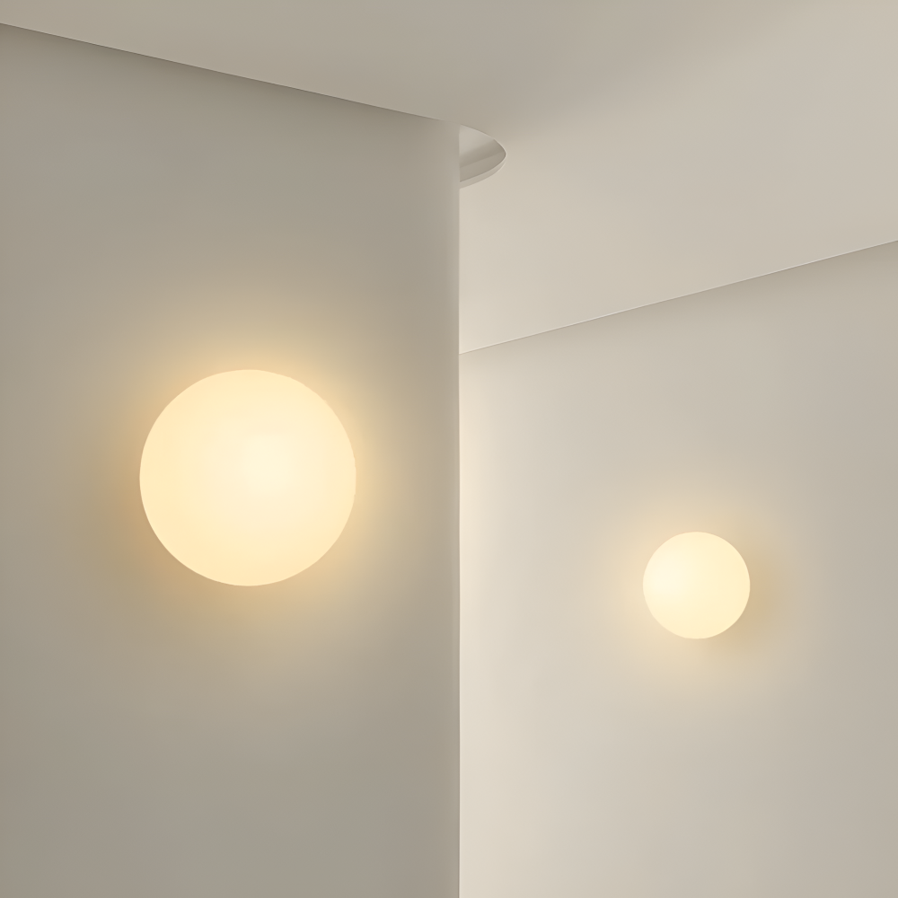 Okrągła lampa ścienna z białego szkła do salonu