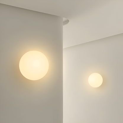 Okrągła lampa ścienna z białego szkła do salonu