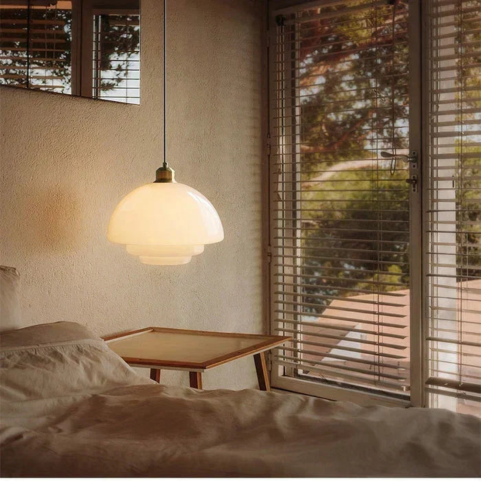 Lampa wisząca vintage z mlecznego szkła