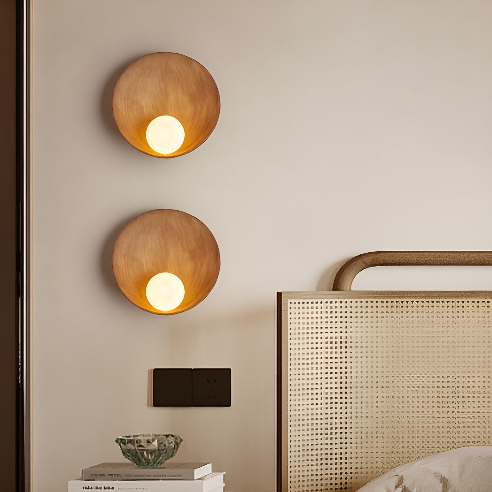 Lampa ścienna Japandi z opalowym szkłem i drewnem
