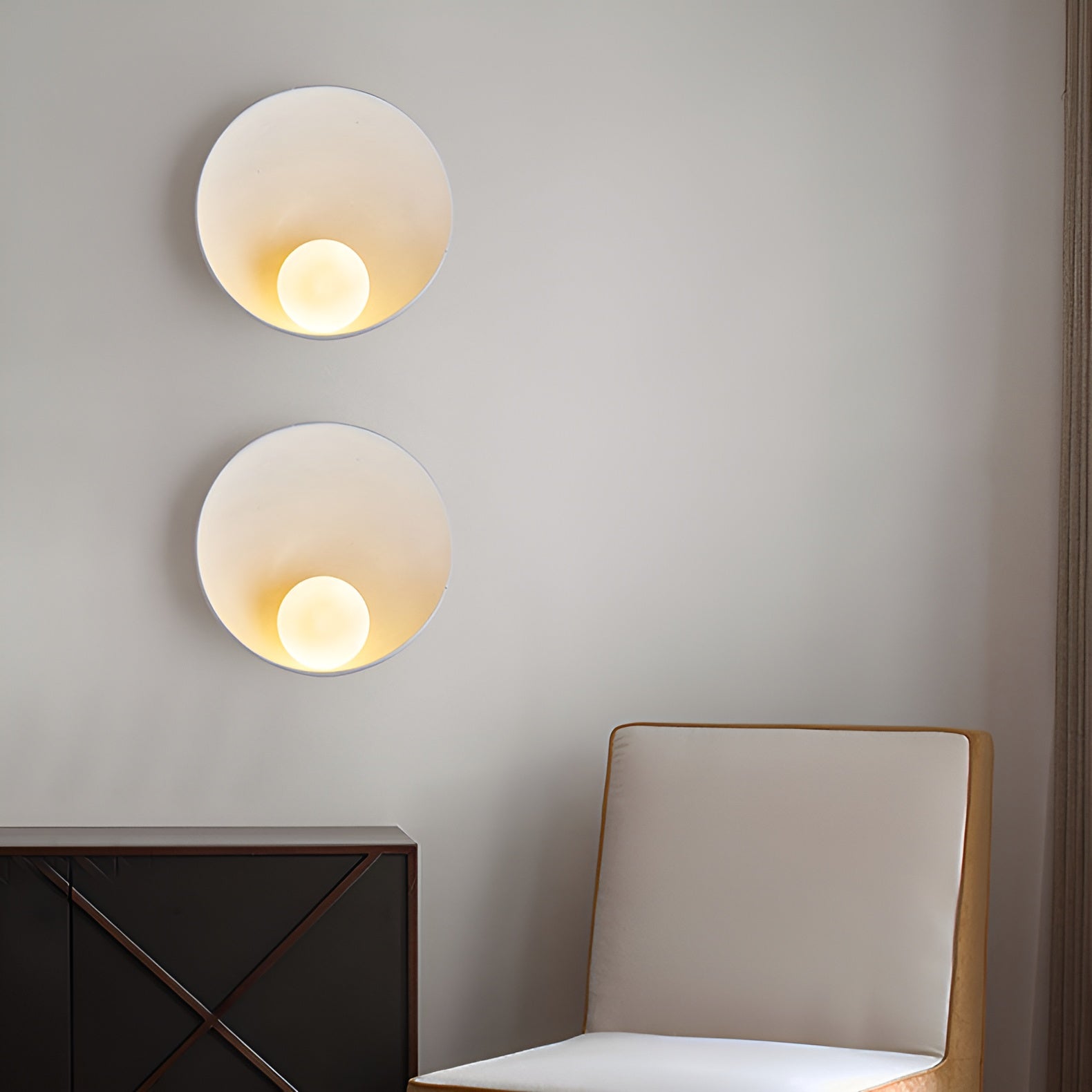Lampa ścienna Japandi z opalowym szkłem i drewnem