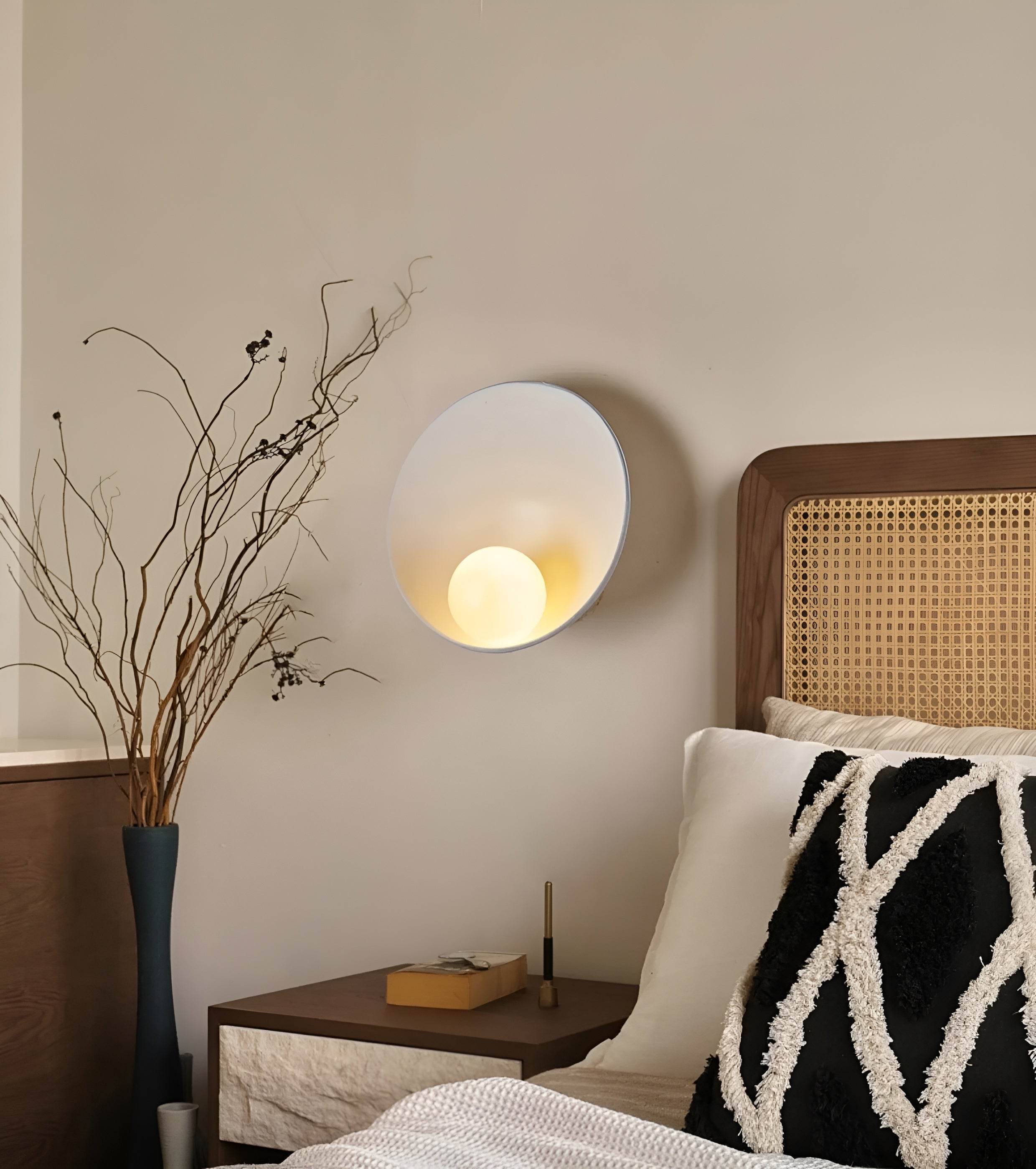 Lampa ścienna Japandi z opalowym szkłem i drewnem