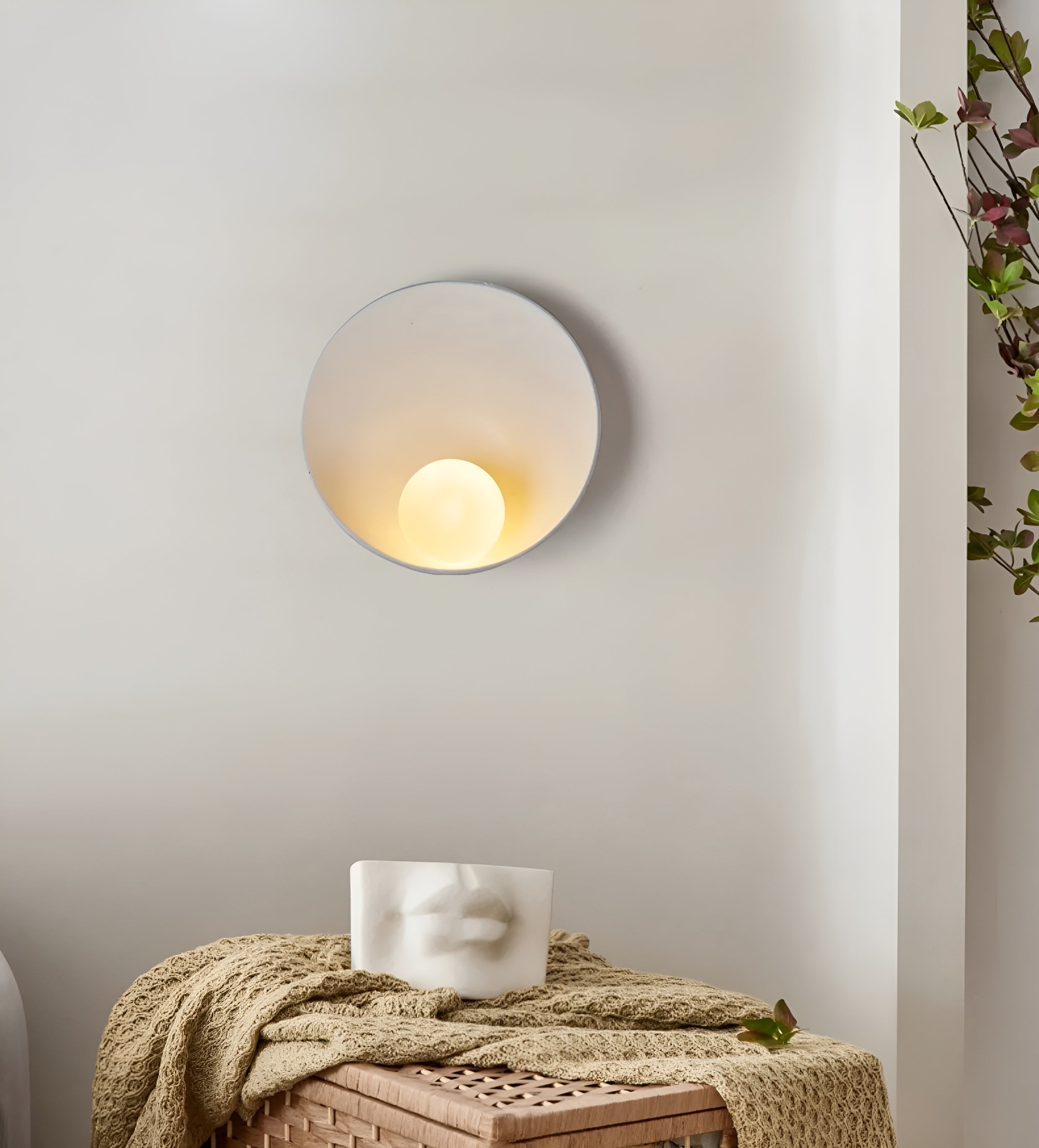 Lampa ścienna Japandi z opalowym szkłem i drewnem