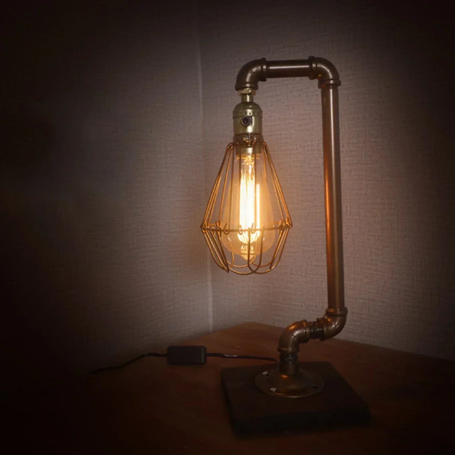 Czarna metalowa lampa stołowa vintage na biurko
