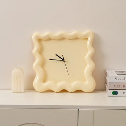 Zegar ścienny kremowy okrągły 30 cm dekoracyjny