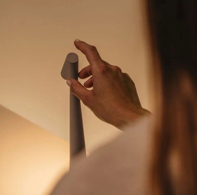 Bezprzewodowa lampa stołowa LED – skandynawski design z funkcją dotykową